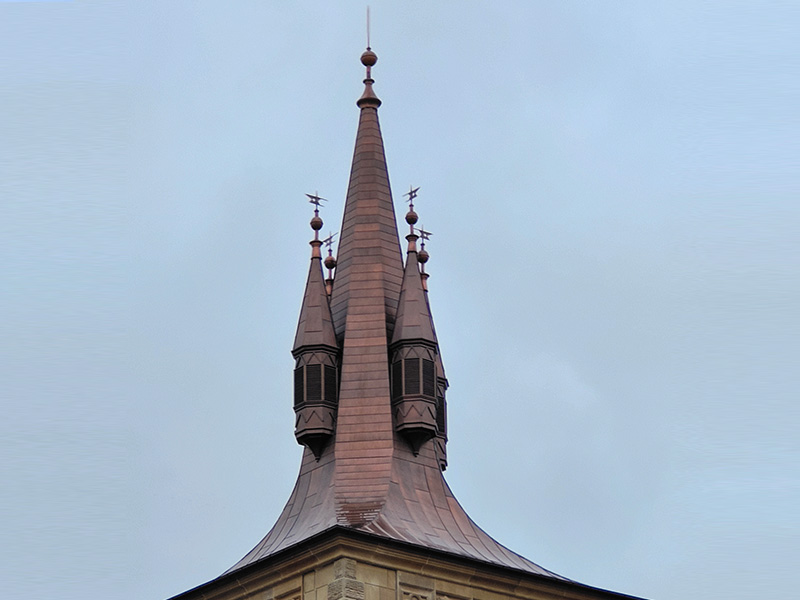 東莞華大八角樓銅塔